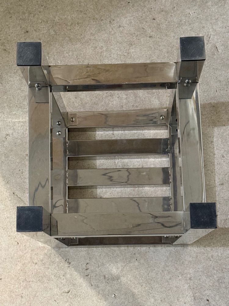 Sgabello quadrato in metallo