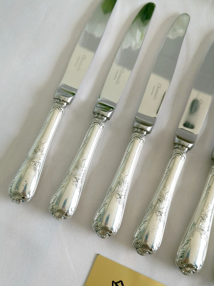 Set di 12 coltelli da formaggio e dessert Christofle Marly placcati in argento, lunghezza 19,5 cm, lama in acciaio inox.