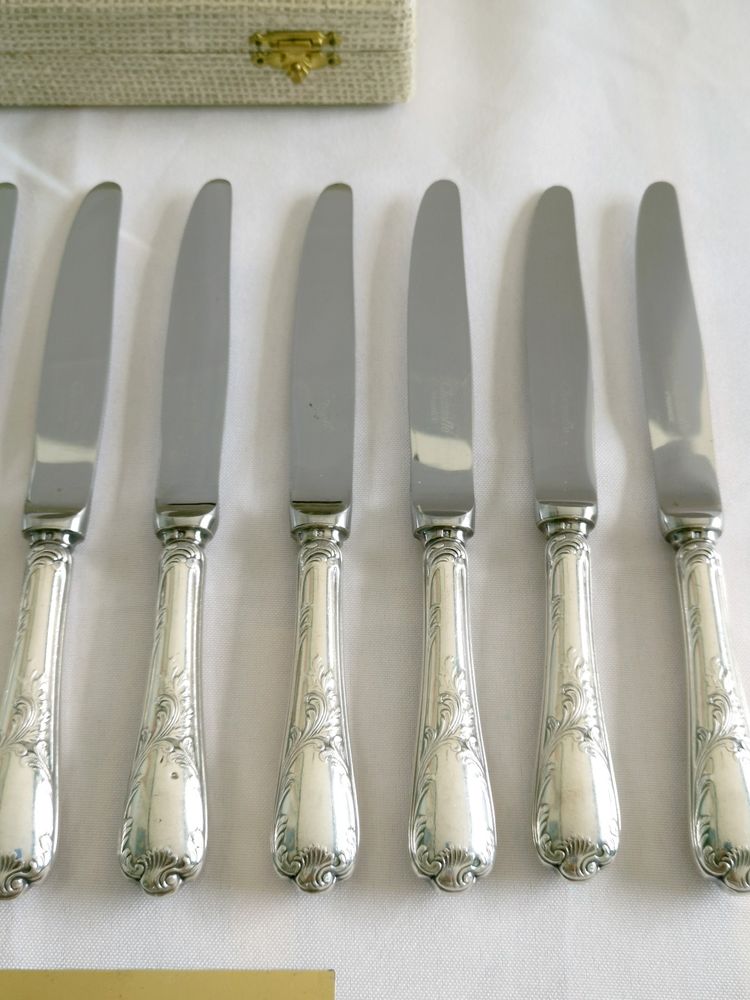 Set di 12 coltelli da formaggio e dessert Christofle Marly placcati in argento, lunghezza 19,5 cm, lama in acciaio inox.