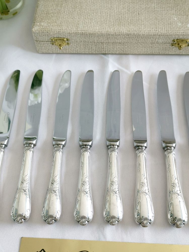 Set di 12 coltelli da formaggio e dessert Christofle Marly placcati in argento, lunghezza 19,5 cm, lama in acciaio inox.