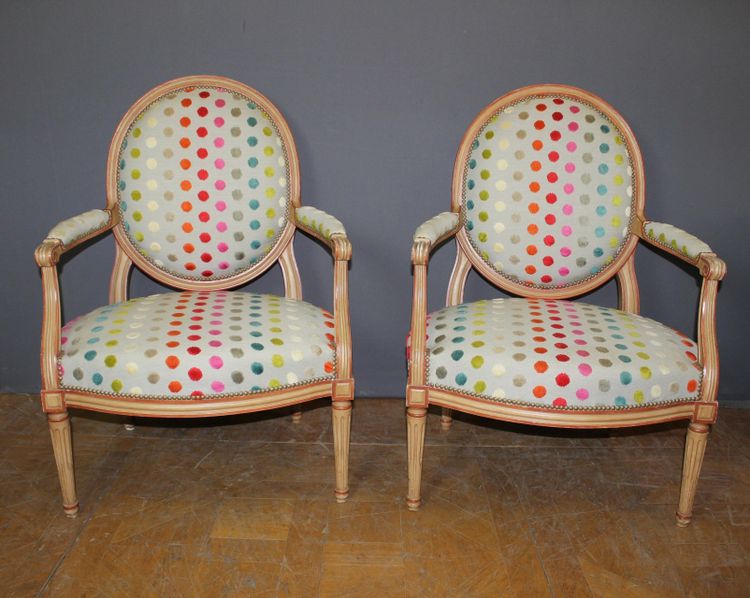 Paire de Fauteuils de Style Louis XVI Médaillon  