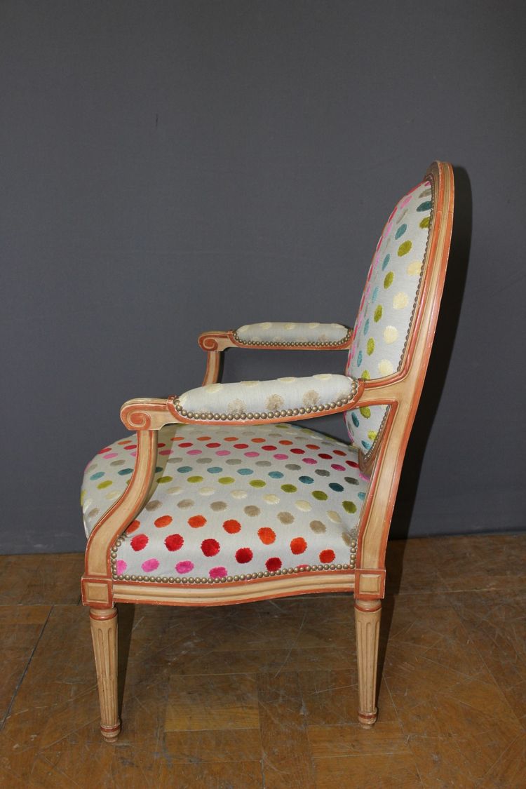 Paire de Fauteuils de Style Louis XVI Médaillon  