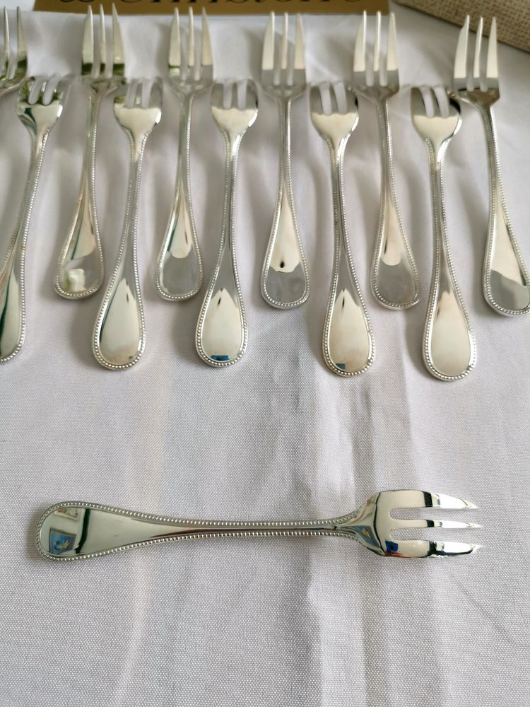 Dodici forchette da dessert Christofle Perles placcate in argento, in perfette condizioni, come nuove.