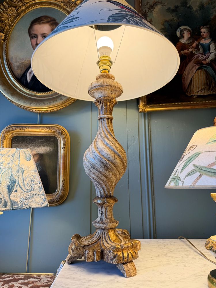 Grande lampe en bois peint, Hauteur 83 cm