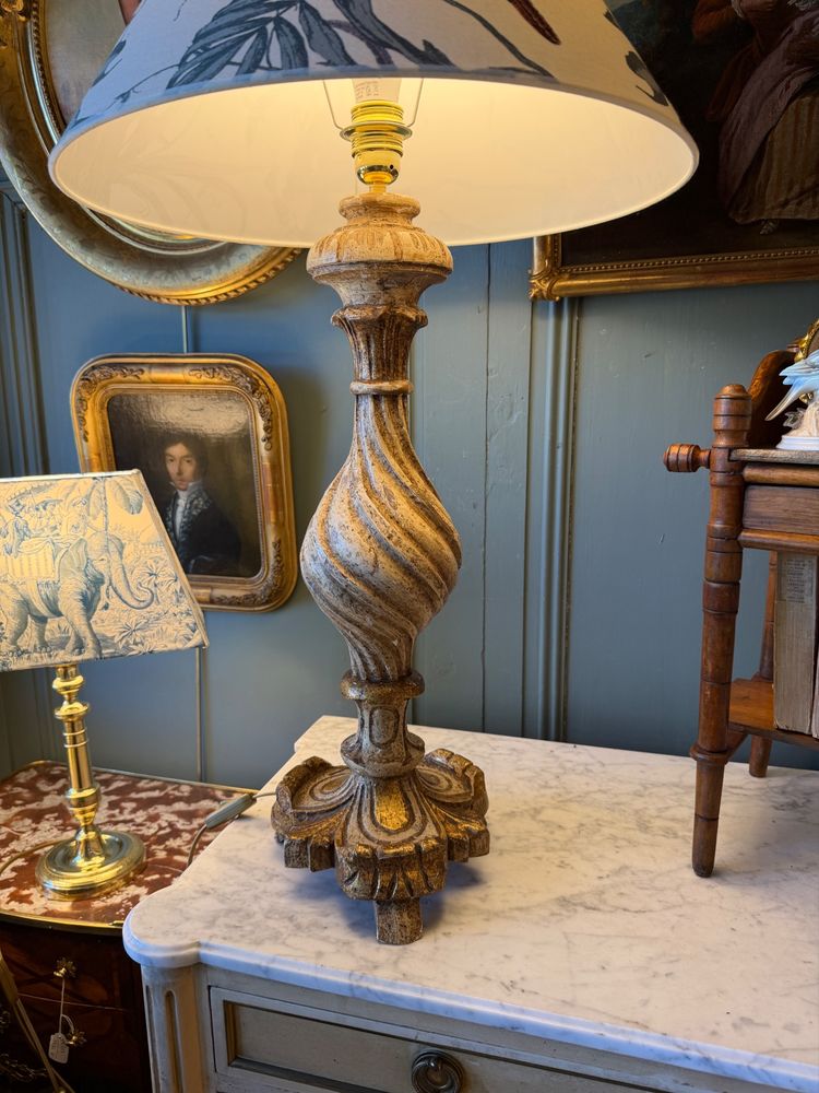 Grande lampe en bois peint, Hauteur 83 cm