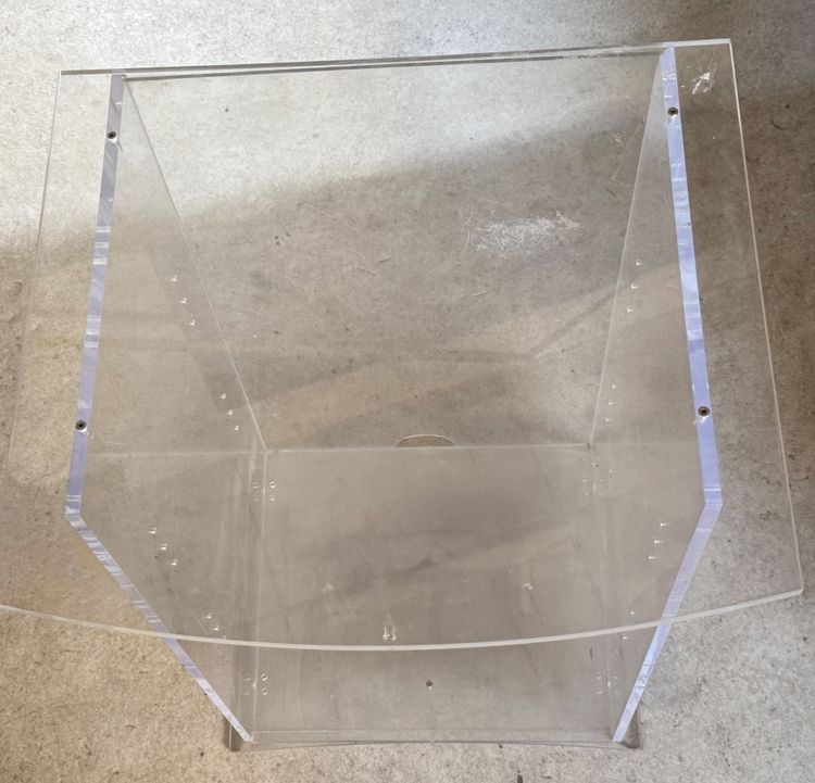 Étagère en plexiglass