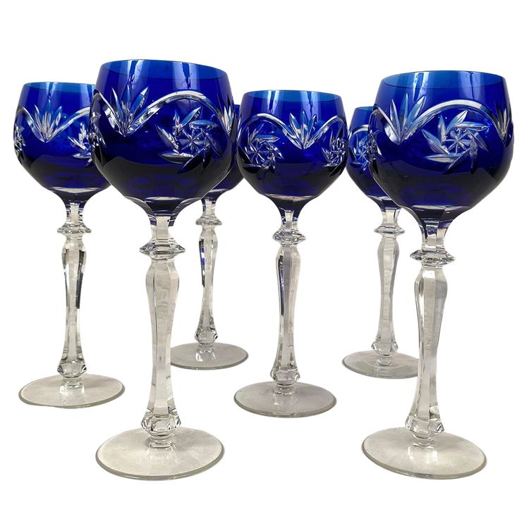 Bohemien. Set di sei calici da vino del Reno in cristallo blu tagliato.