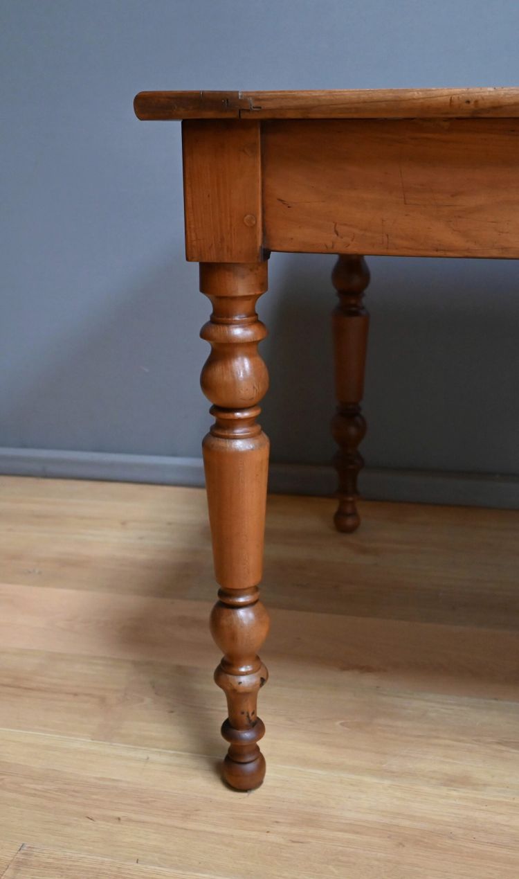 Tavolo rustico in legno di ciliegio, stile Luigi Filippo - Metà del XIX secolo