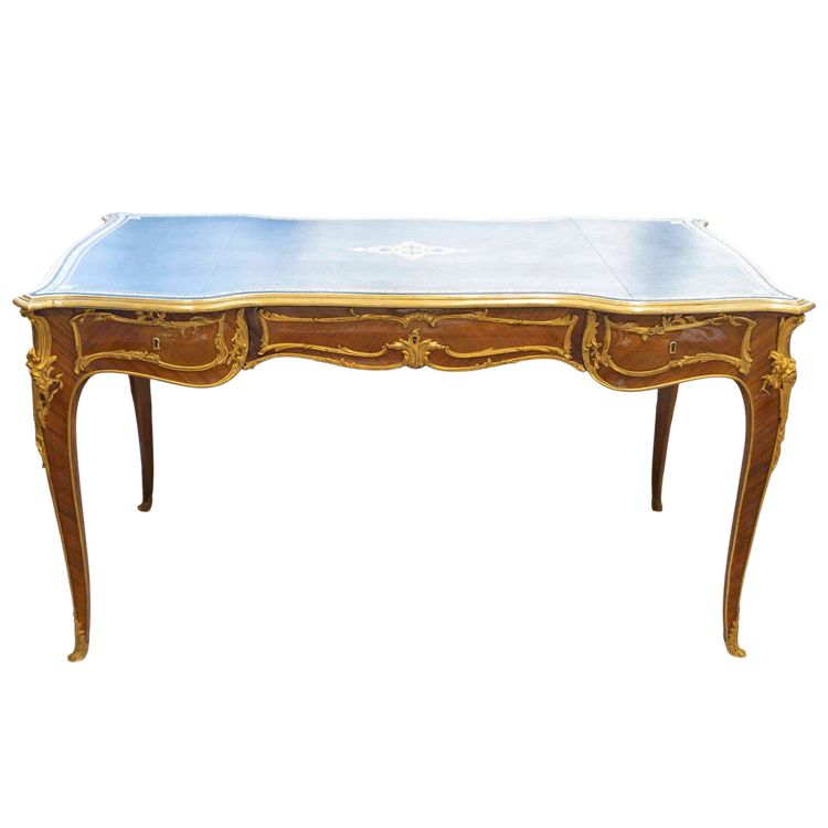Bureau plat de style Louis XV en bois de violette et bronzes dorés, fin XIXe siècle