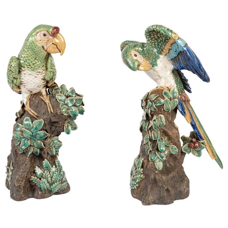 Paire de perroquets en barbotine polychrome, décor naturaliste, époque Art nouveau vers 1900