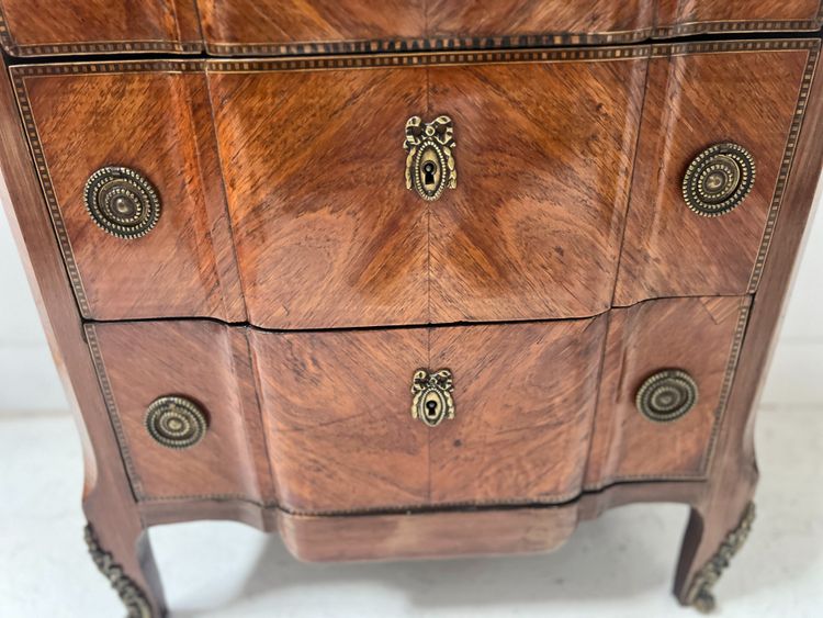 Transition style chest of drawers in rosewood and amaranth veneer, 20th century