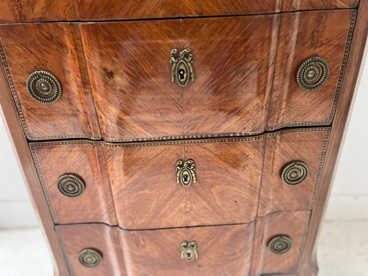 Transition style chest of drawers in rosewood and amaranth veneer, 20th century