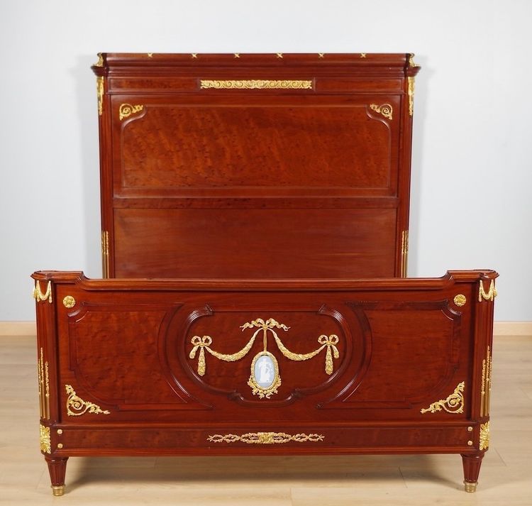 Letto in stile Luigi XVI in mogano, bronzo dorato e legno Wedgwood, circa 1880.