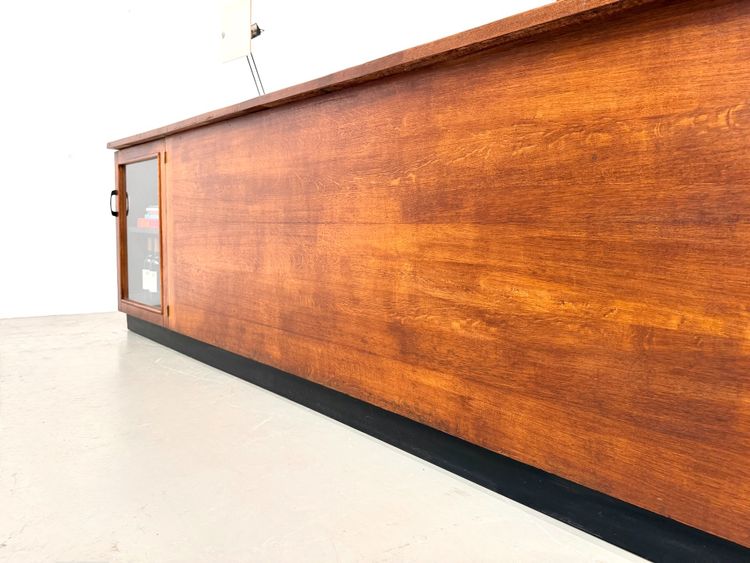 Ampio bancone da commercio in rovere restaurato, risalente agli anni '60.