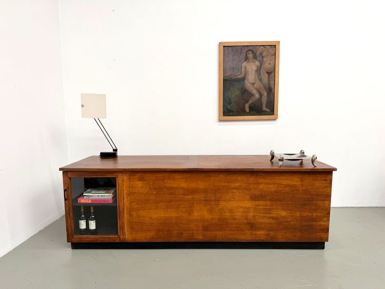 Ampio bancone da commercio in rovere restaurato, risalente agli anni '60.