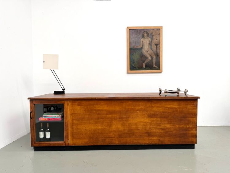 Ampio bancone da commercio in rovere restaurato, risalente agli anni '60.