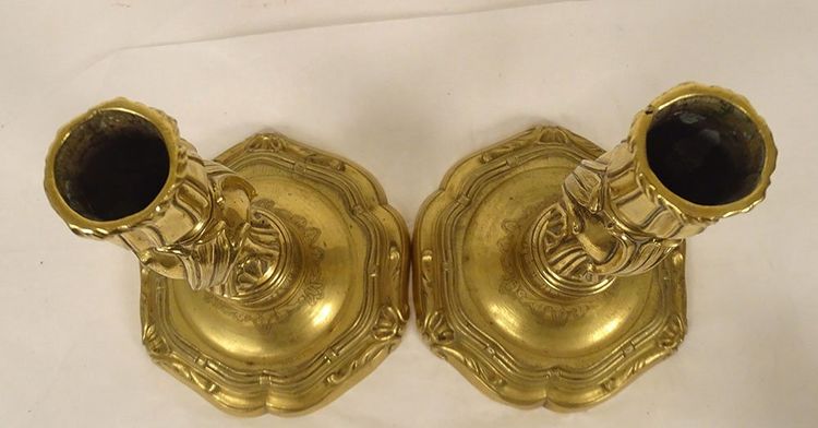 Paire bougeoirs flambeaux Louis XV bronze doré coquilles feuillage XVIIIème