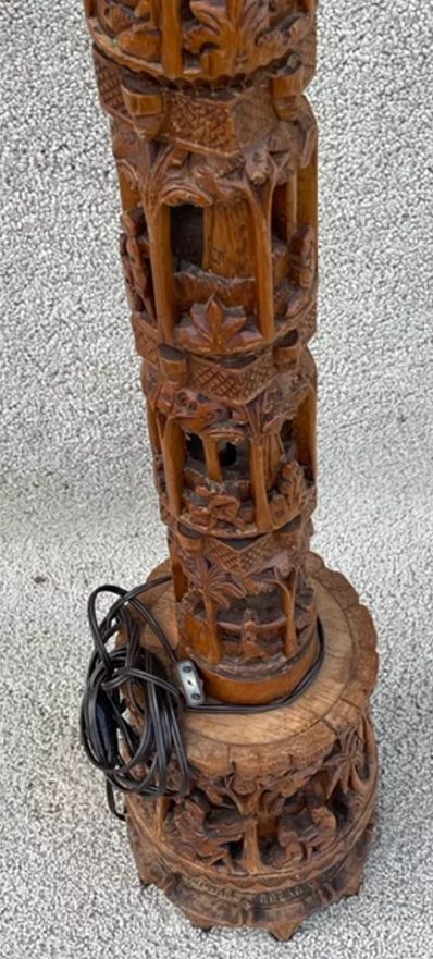 Geschnitzte Holzstehlampe