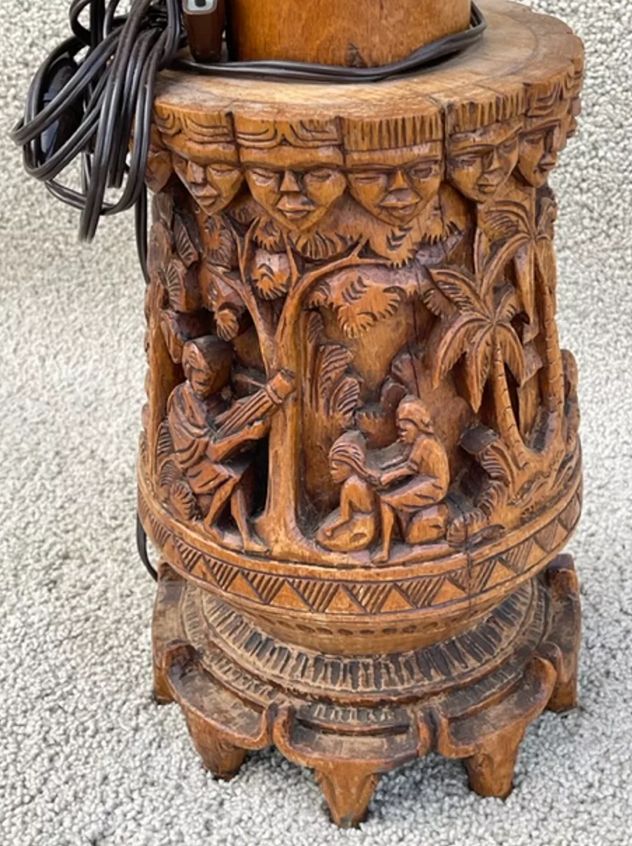 Geschnitzte Holzstehlampe
