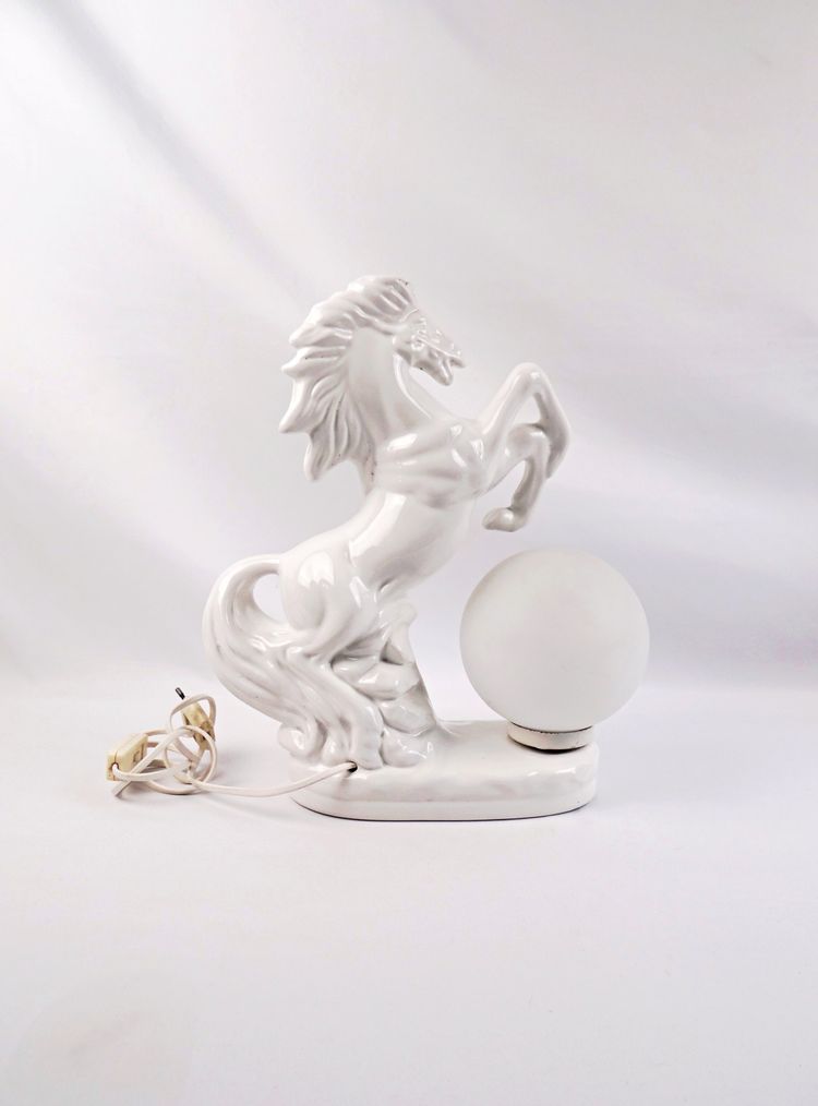 Lampe de table cheval cabré en faïence blanche vintage années 1980