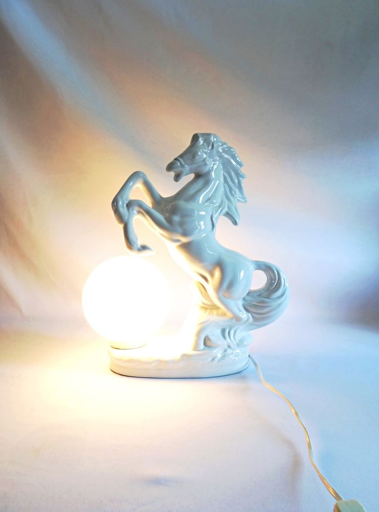 Lampe de table cheval cabré en faïence blanche vintage années 1980