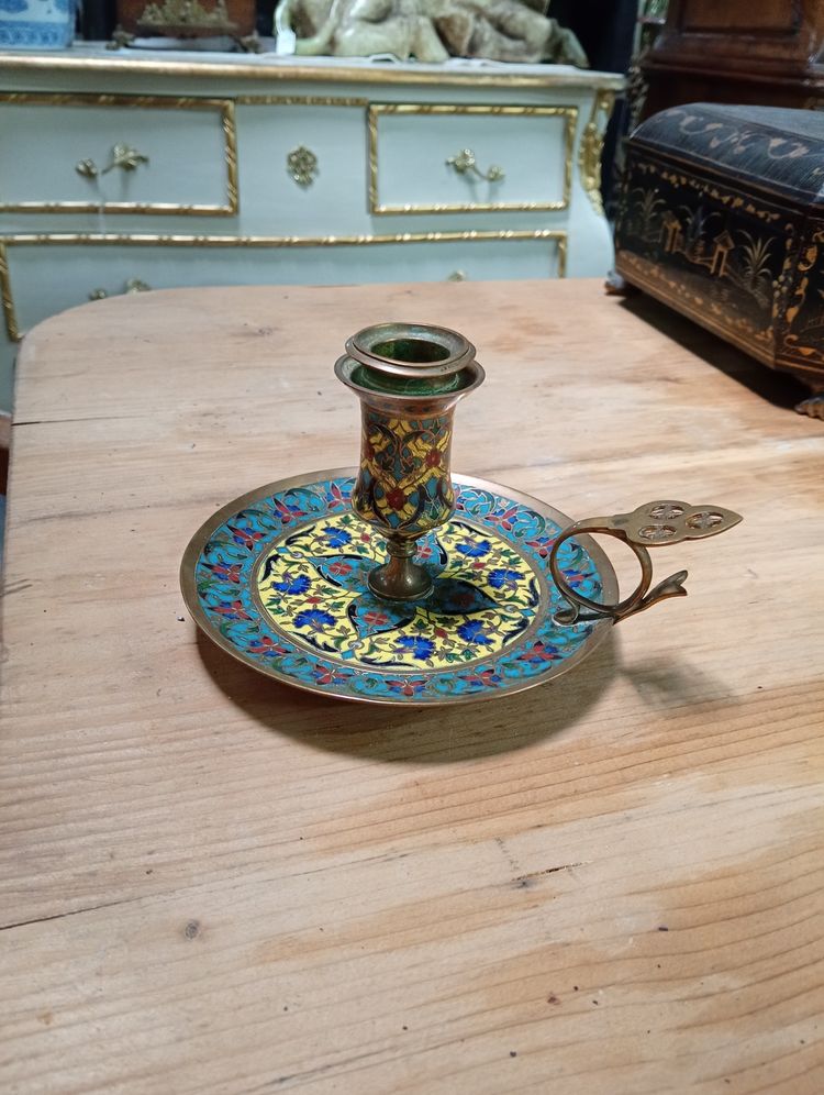 Ferdinand BARBEDIENNE (Paris, 1810-1892) : Bougeoir à main en bronze et émaux polychromes –