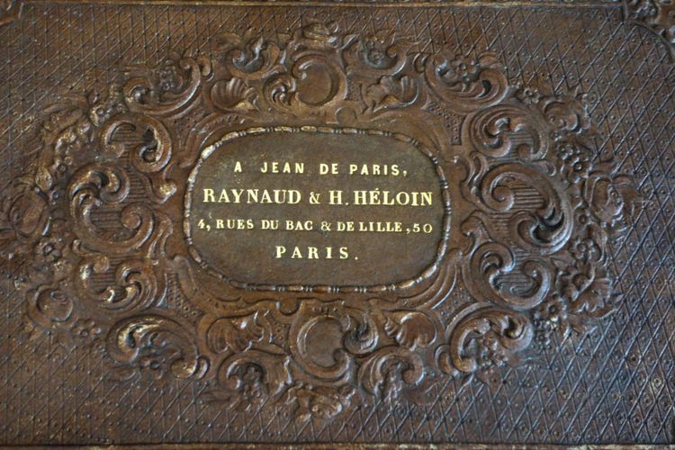 Large cardboard box simulating embossed leather, signed "à Jean de Paris Raynaud & Heloin"
