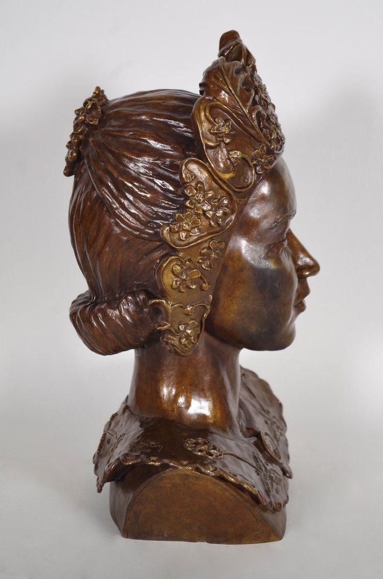 Annick Ortín, busto in bronzo di una donna in stile Art Nouveau, fusione a cera persa, 2002
