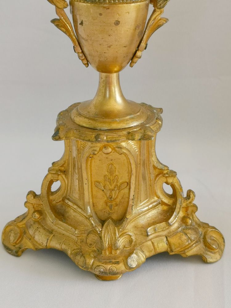 Paire de flambeaux en bronze ciselé et doré milieu du XIX 30cm