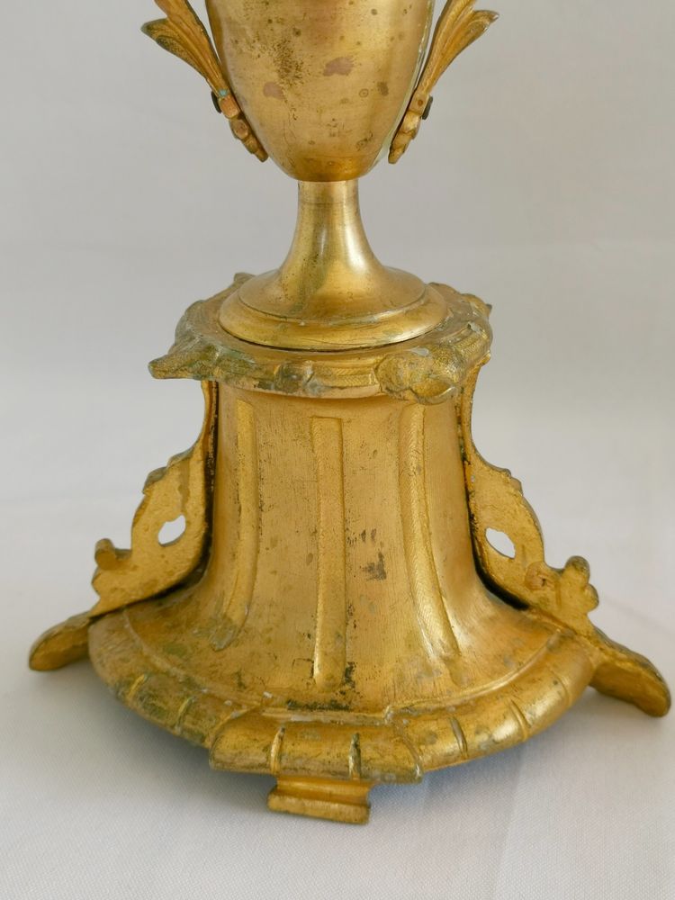 Paire de flambeaux en bronze ciselé et doré milieu du XIX 30cm