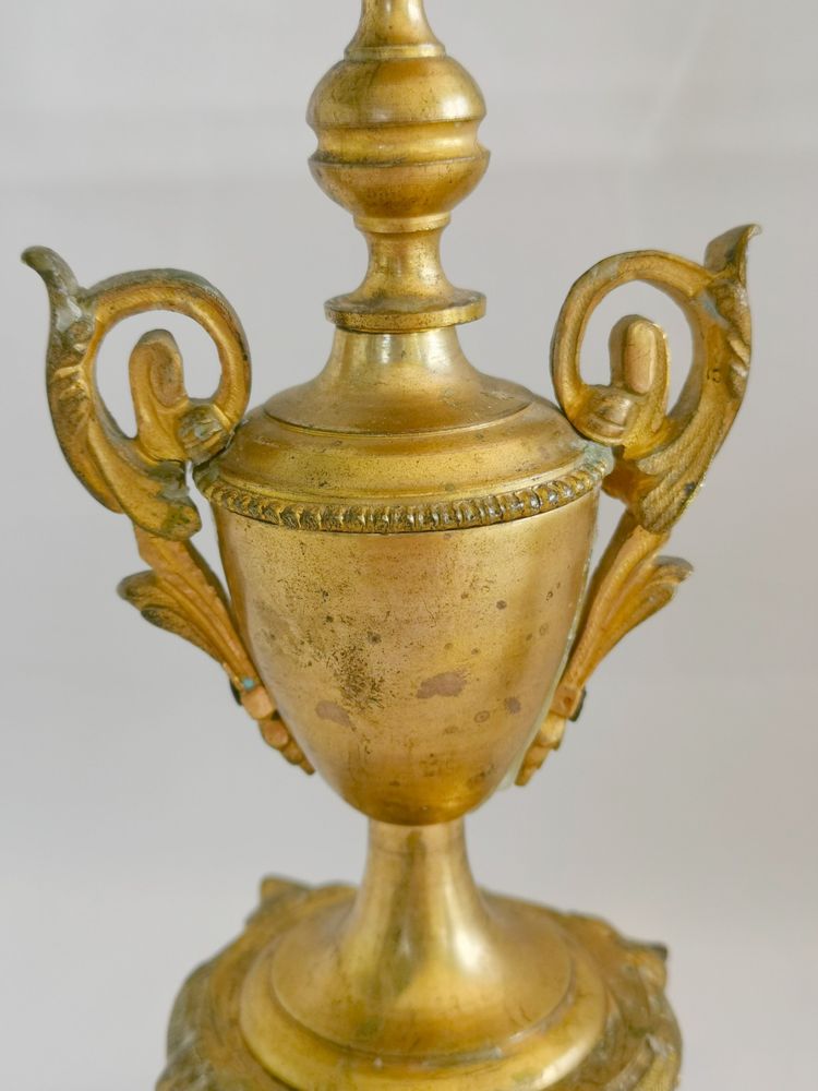 Paire de flambeaux en bronze ciselé et doré milieu du XIX 30cm