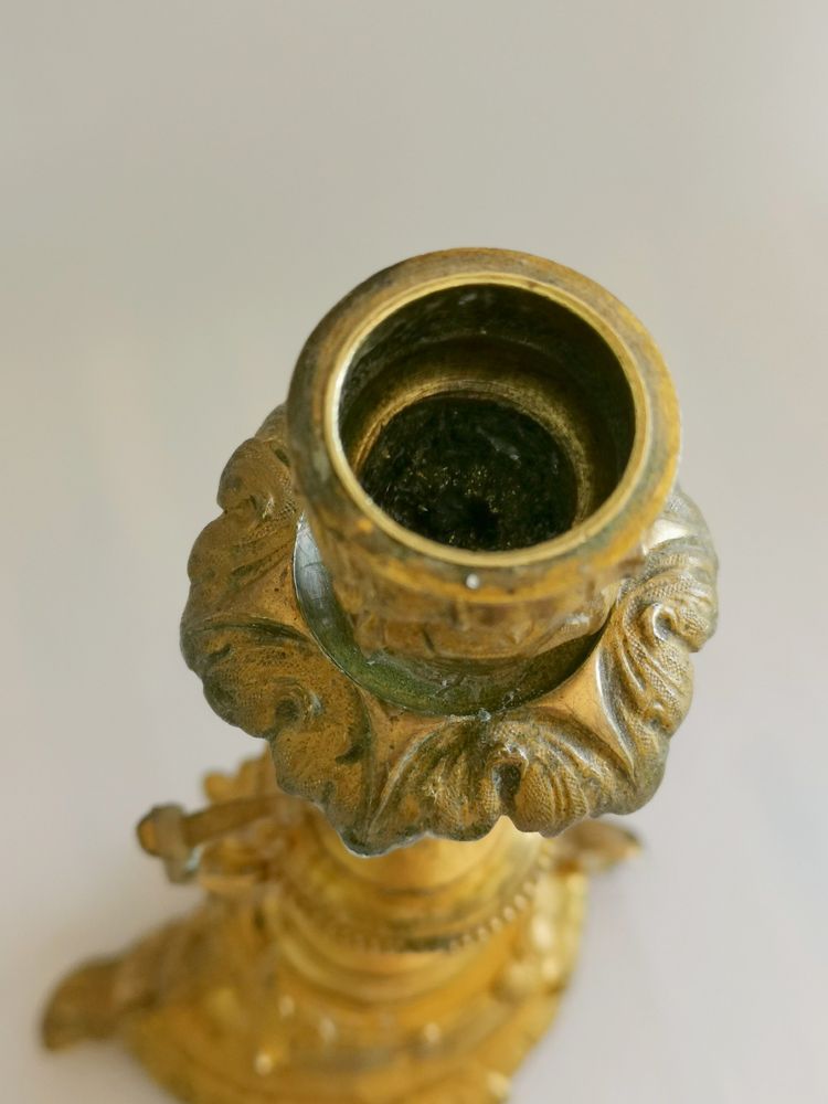 Paire de flambeaux en bronze ciselé et doré milieu du XIX 30cm