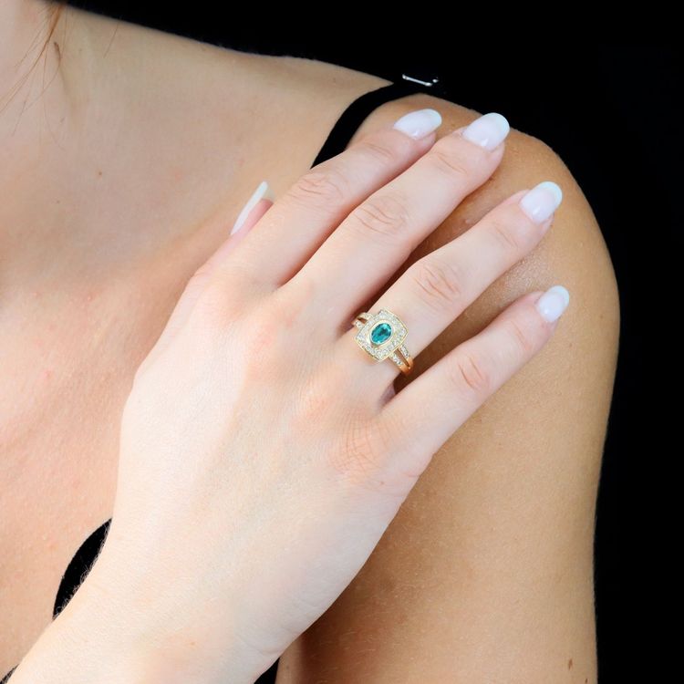 Yellow Gold Ring With An Emerald And Rectangular Diamonds
