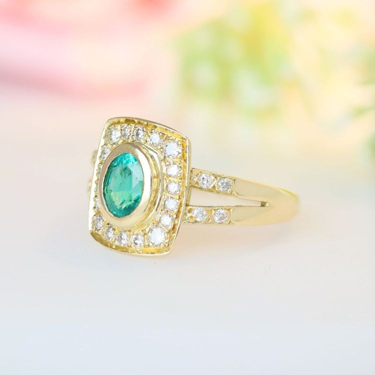 Yellow Gold Ring With An Emerald And Rectangular Diamonds
