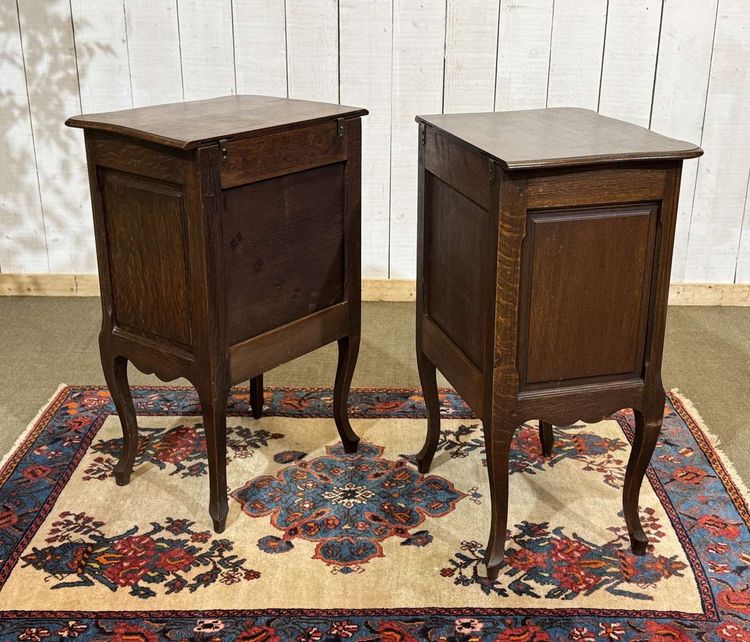 Coppia di comodini in rovere in stile Luigi XV degli anni '50.