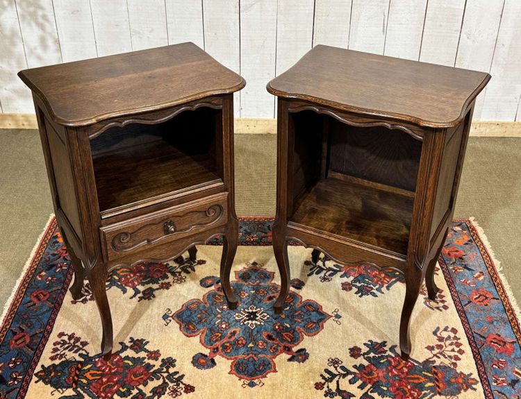 Coppia di comodini in rovere in stile Luigi XV degli anni '50.