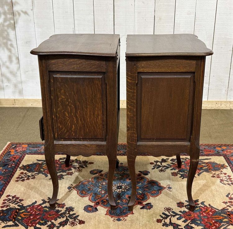 Coppia di comodini in rovere in stile Luigi XV degli anni '50.