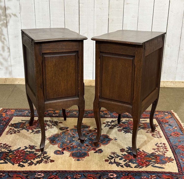 Coppia di comodini in rovere in stile Luigi XV degli anni '50.
