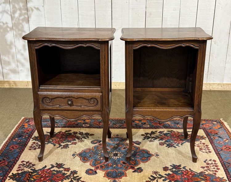 Coppia di comodini in rovere in stile Luigi XV degli anni '50.