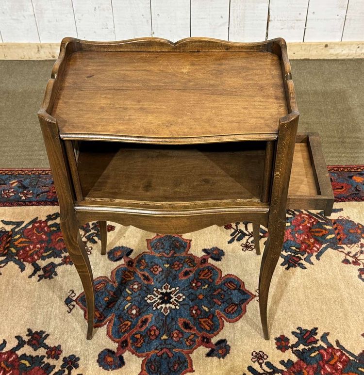 Comodino in stile Luigi XV con tende, realizzato in legno di faggio, degli anni '50.
