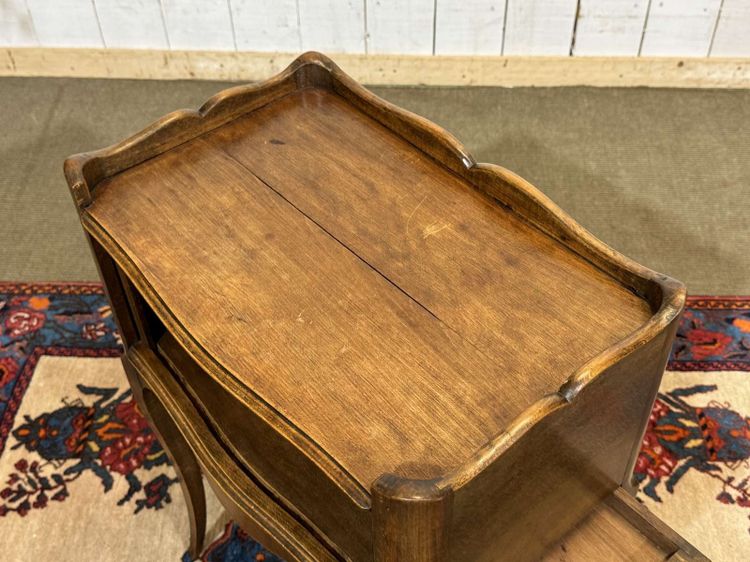 Comodino in stile Luigi XV con tende, realizzato in legno di faggio, degli anni '50.