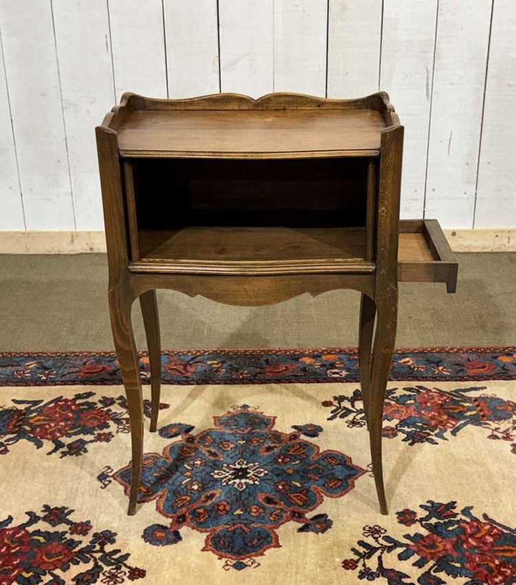 Comodino in stile Luigi XV con tende, realizzato in legno di faggio, degli anni '50.