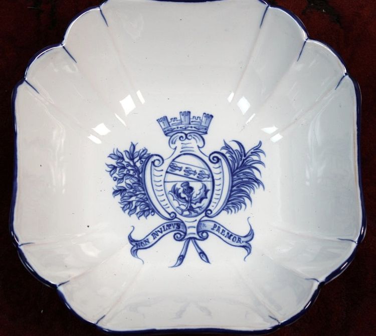 Coupe en faïence de Saint Clément signé de Gallé décor au blason de  Nancy ép. 19ème