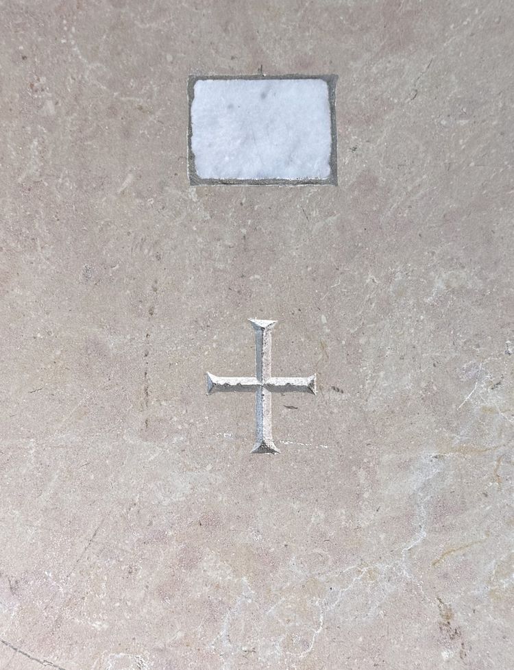  Pierre d’autel en marbre beige - XIXe