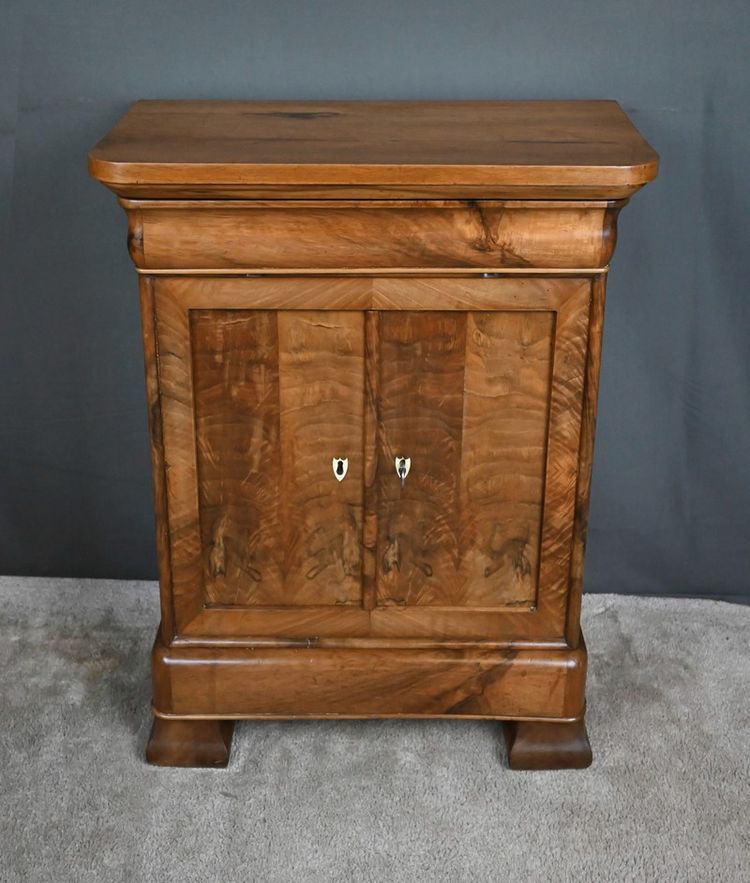 Kleines niedriges Buffet aus Nussbaumholz, Louis-Philippe-Stil – 19. Jahrhundert