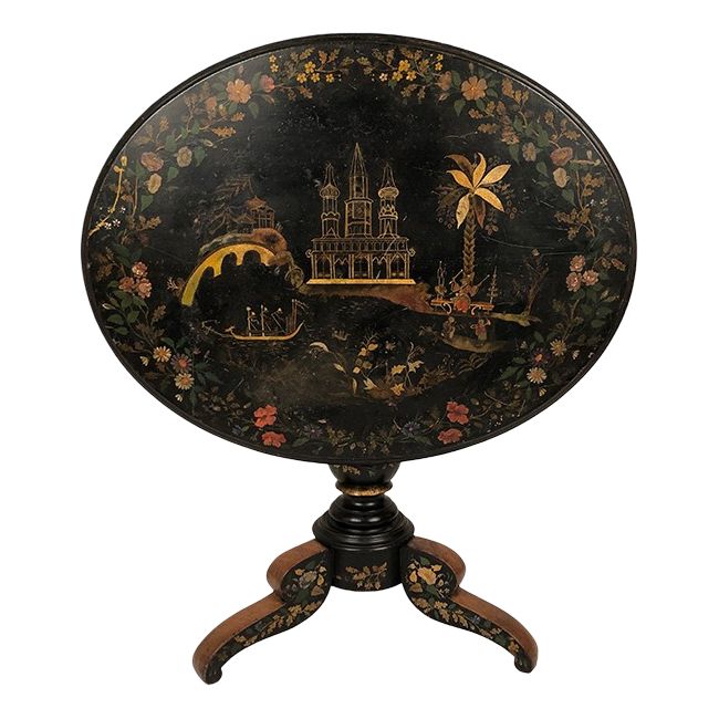 Grande tavolo basculante in legno laccato nero decorato con un vivace paesaggio orientale e fiori, XIX secolo.