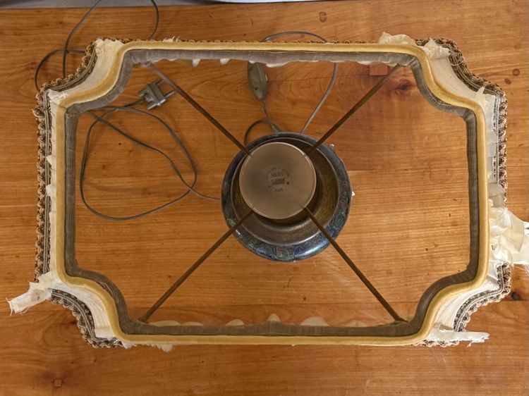 Base della lampada con scomparti