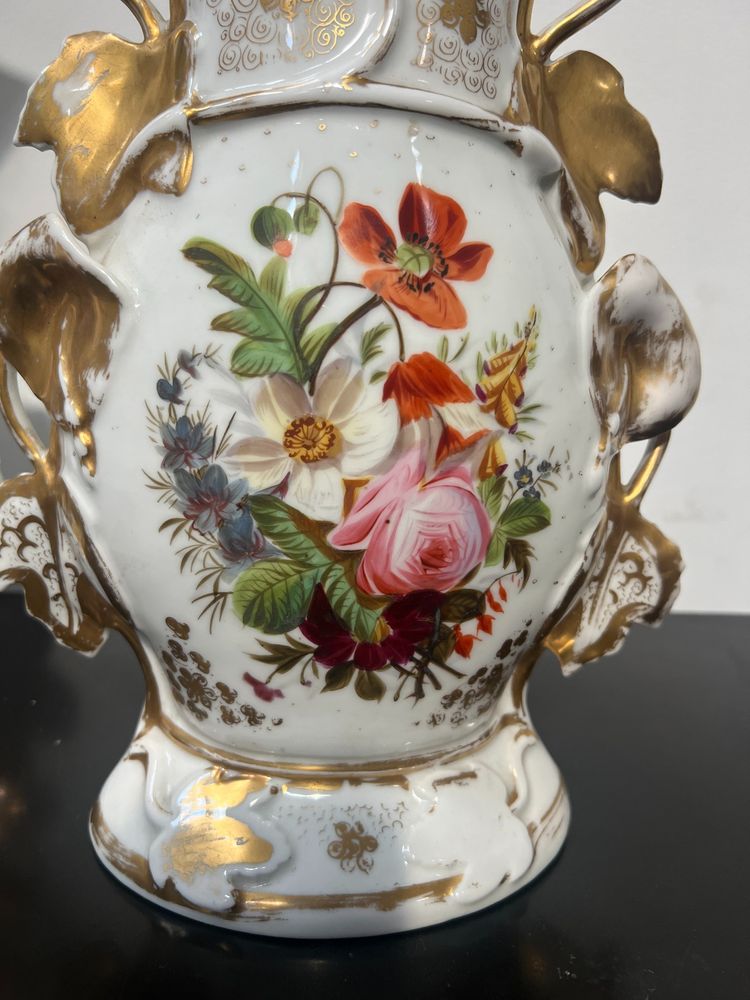 Paire de vases en porcelaine a décor romantique XX siècle