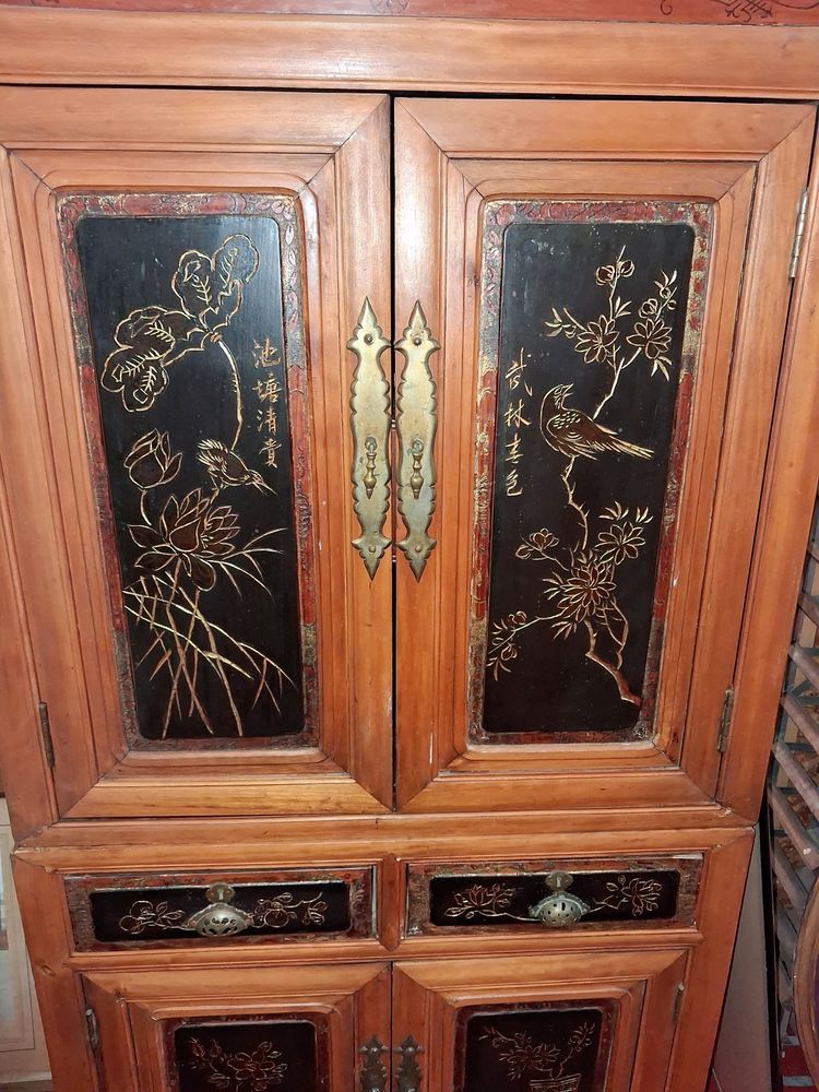 Meuble chinois en bois à panneaux laqués – Décor d’oiseaux et de fleurs 