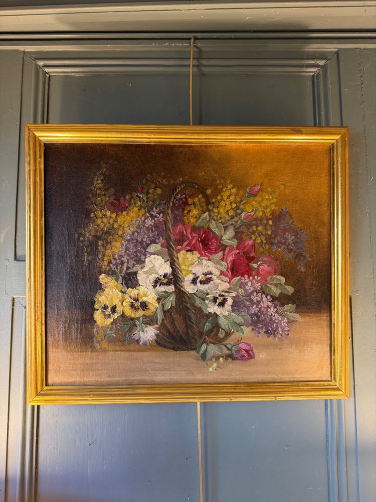 Zwei Blumensträuße in Blumenkörben